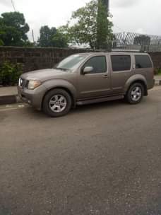 A picture of 1st body Nissan pathfinder everything good 1 850 settle 100k