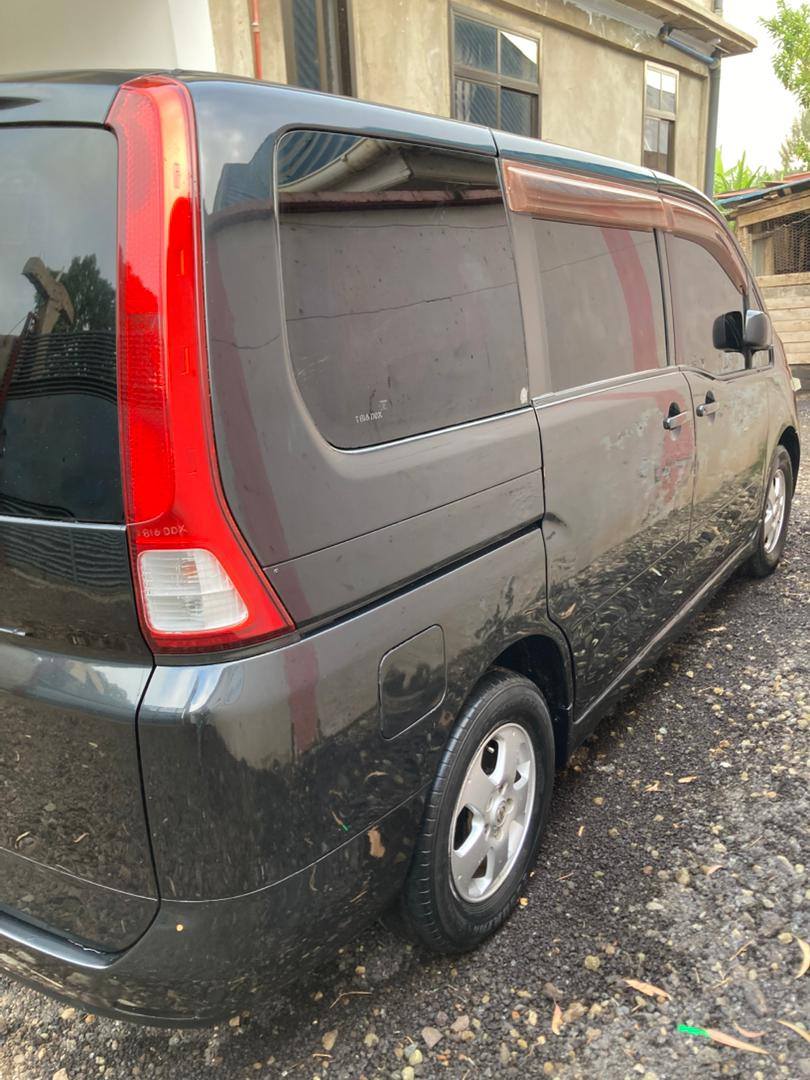 A picture of Nissan serena New model