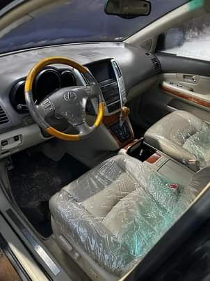 A picture of Lexus 330