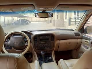 A picture of 2004 land cruiser