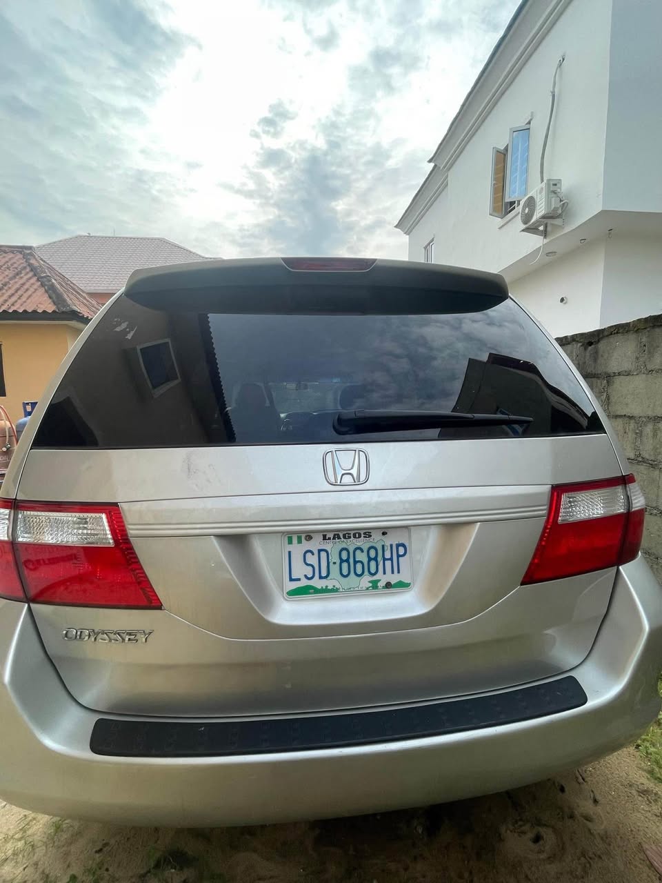 A picture of Honda odyssey LX 2006 silver