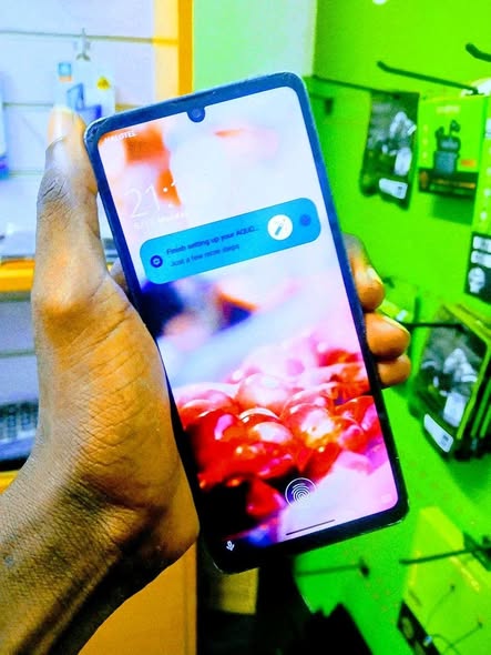 A picture of Aquos sense 6 5g haina kipengele fingerprint kwenye kioo internal