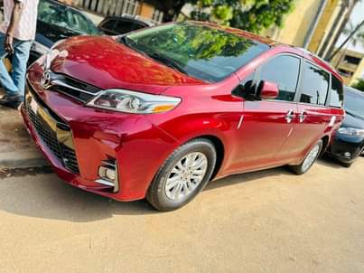 A picture of Direct Belgium Toyota sienna 2016 model full option XLE keyless
