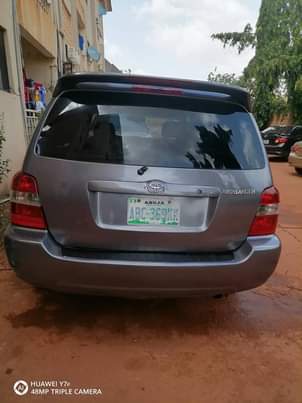 A picture of Neatly used Toyota Highlander 2005 model 3 roll seaters Price