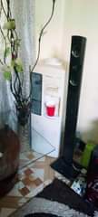 A picture of Water dispenser Inatoa maji moto na baridi Ina kifriji kidogo