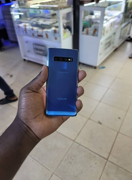 A picture of Samsung galaxy s10 128gb 8gbram clear cameras onscreen fingerprint at