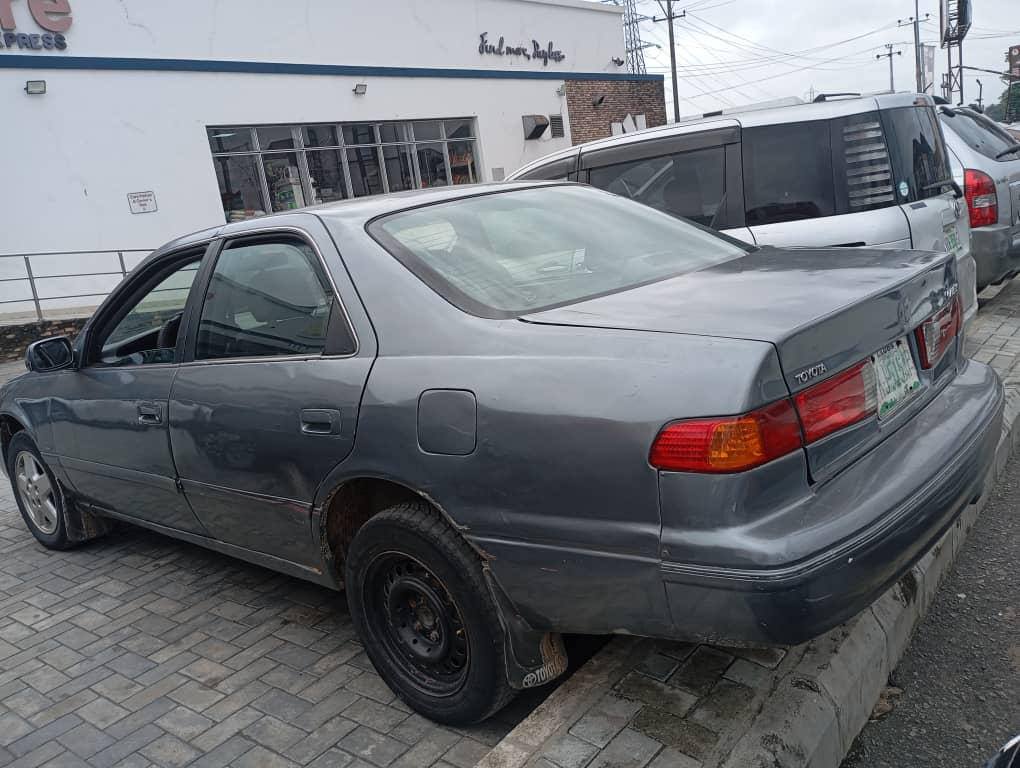 A picture of Dealer buy Toyota Camry drop light Engine Gear AC NEED