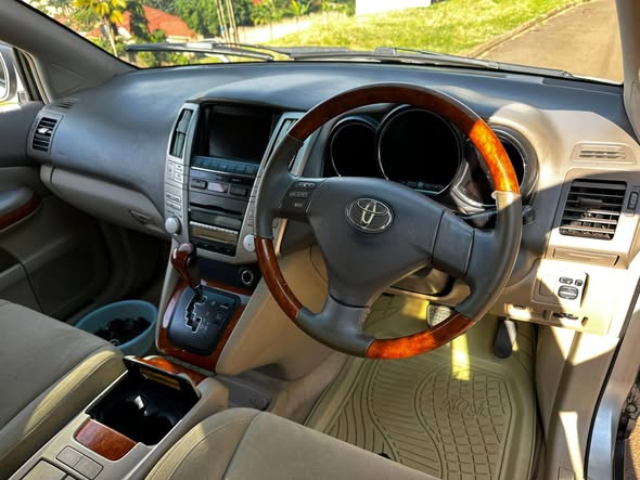 A picture of Toyota Harrier 2 4cc