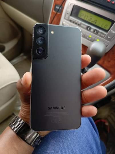 A picture of Samsung Galaxy s22 Gb 256 very crean 650k