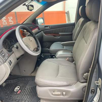 A picture of Toyota sienna 04 05