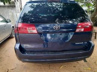 A picture of 2004 TOYOTA SIENNA LE