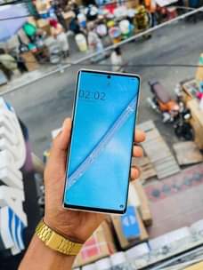 A picture of AQUOS R6