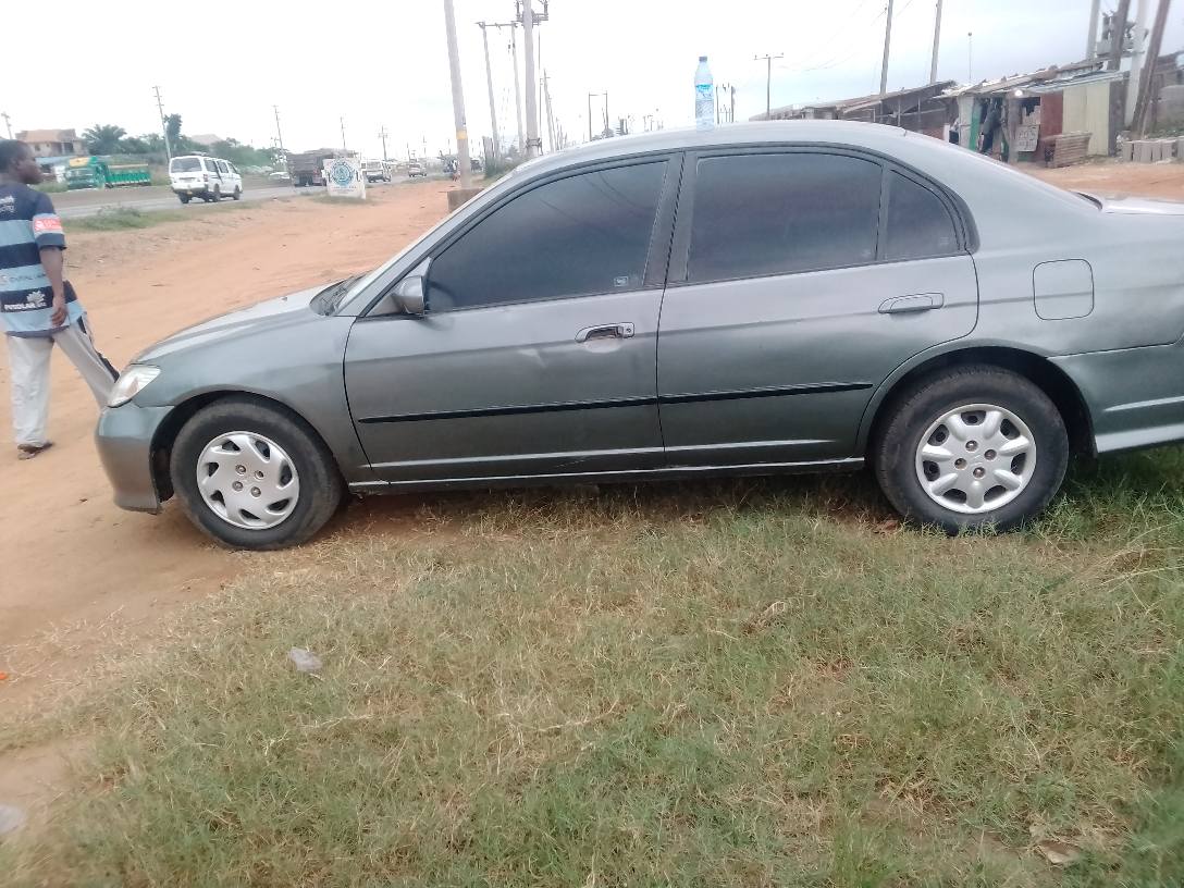 A picture of 2005 honda civic engine and gear working perfectly fine. 2.8m