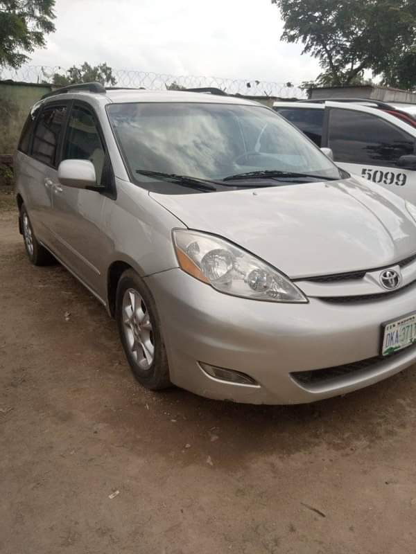 A picture of Neatly Used Toyota Sienna LE 2006 Model With Untempered Engine