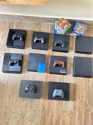 A picture of PLAYSTATION 4 SLIM FAT 5 games installed 2 Controllers