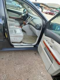 A picture of Lexus RX 330