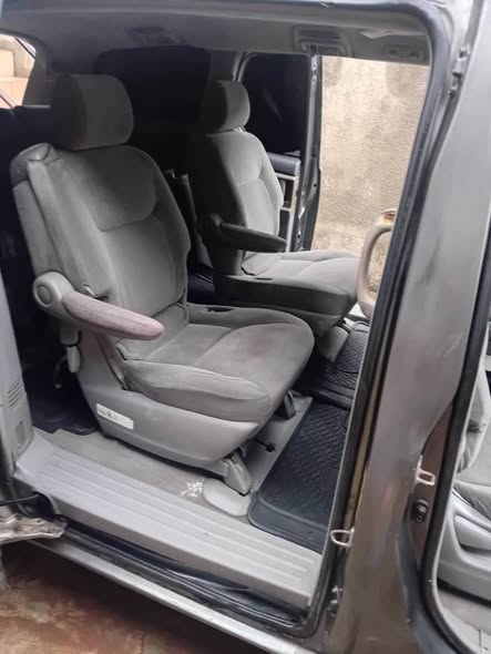 A picture of Clean Toyota Sienna 06