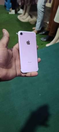 A picture of Iphone 7 128gb Gold excellent working condition 0703 398500