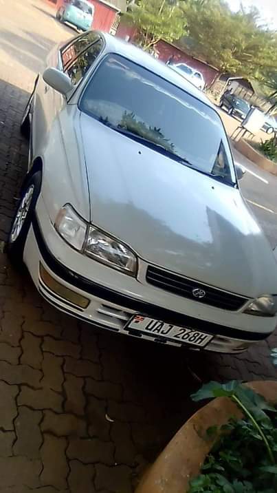 A picture of 1998 Toyota Corona St 190 Pearl white