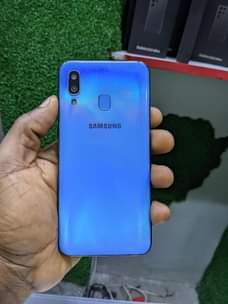 A picture of Samsung A40 gb 64