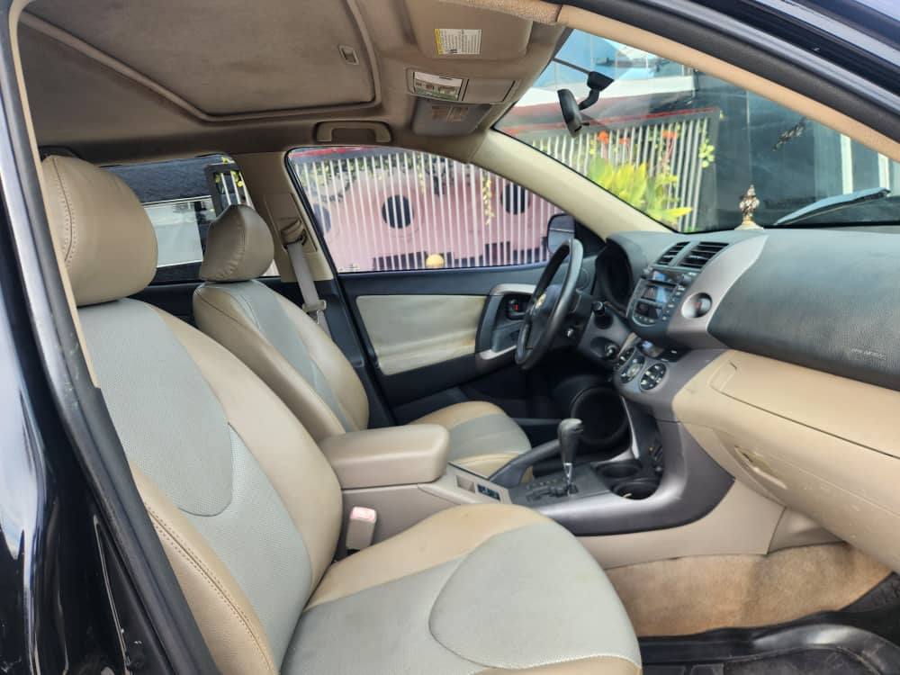 A picture of Toyota Raw4 2010