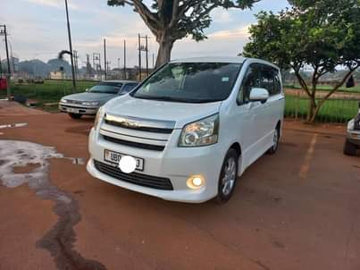 A picture of Toyota Noah 2009