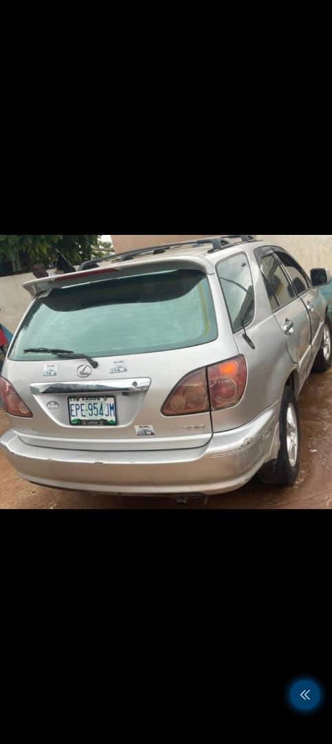 A picture of Lexus RX300