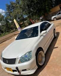 A picture of TOYOTA CROWN