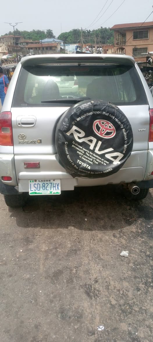 A picture of RAV4 05