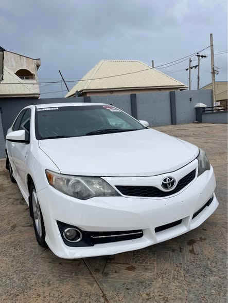A picture of TOYOTA CAMRY SE 2013