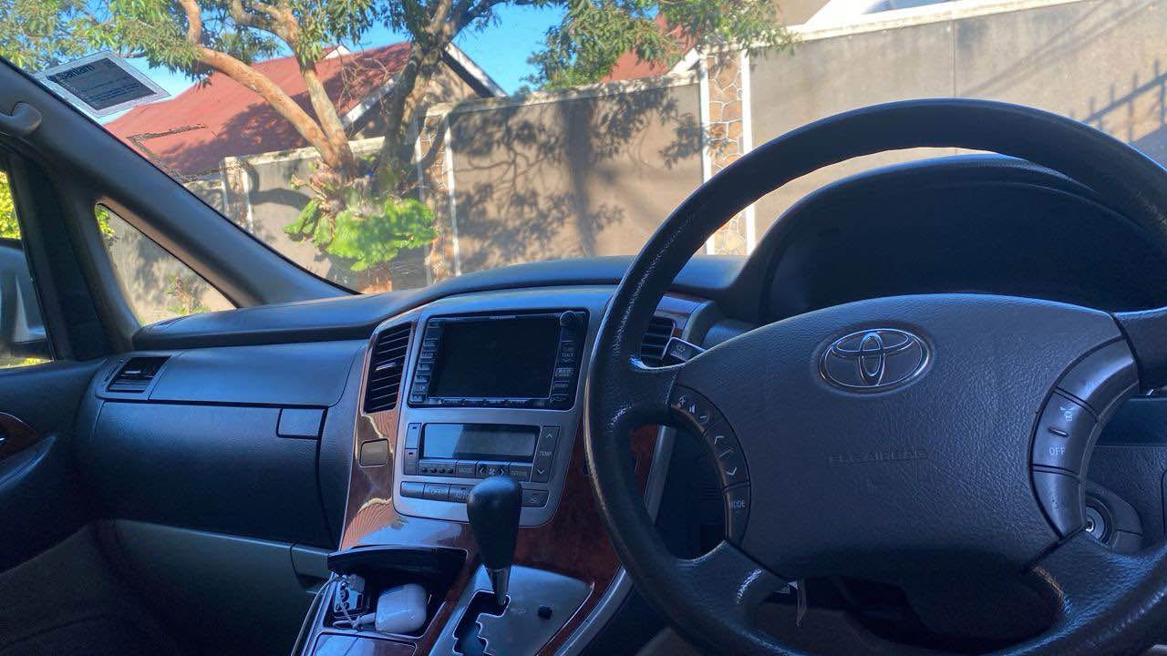 A picture of ALPHARD SILVER 2002 14m