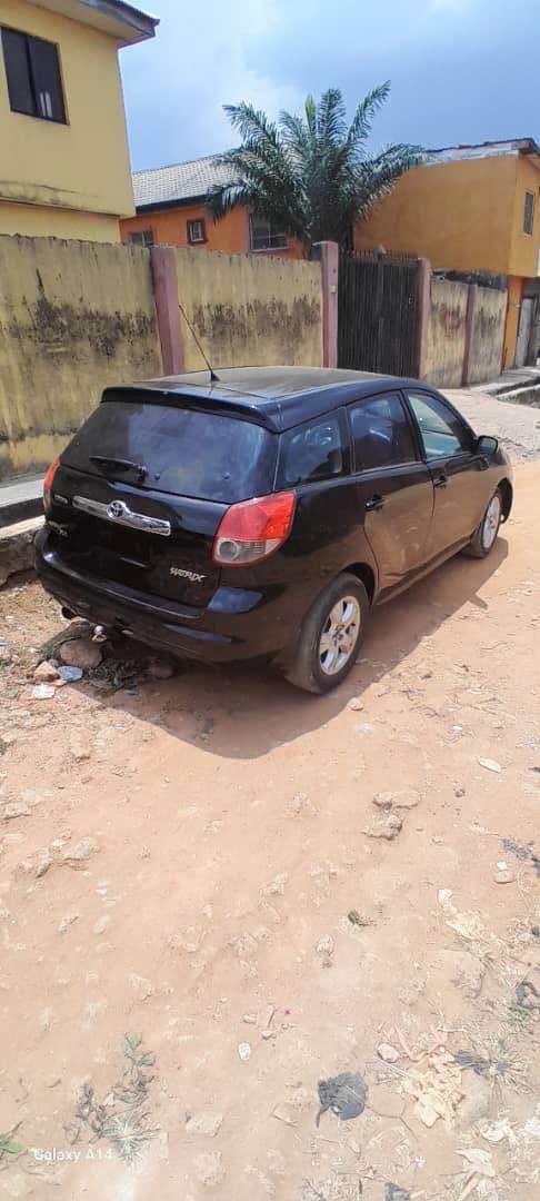 A picture of Toyota matrix 04 model