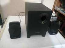 A picture of Woofer and 2 speakers TOKUNBO