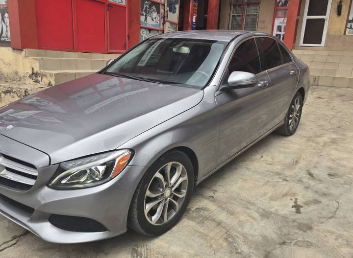 A picture of Mercedes Benz 300