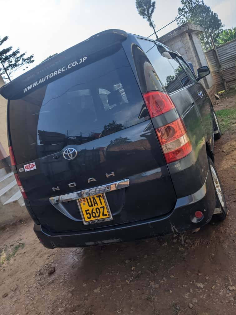 A picture of TOYOTA NOAH