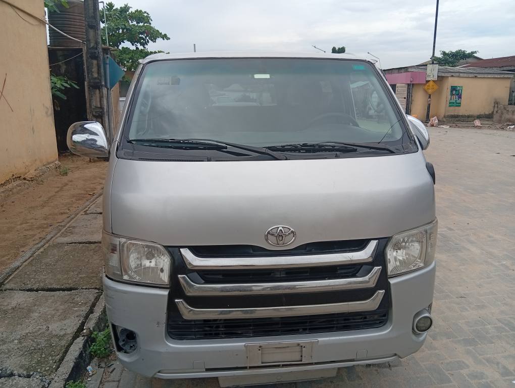 A picture of 2008 Toyota hiace hummer bus1