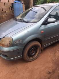A picture of Nissan Tino 2004