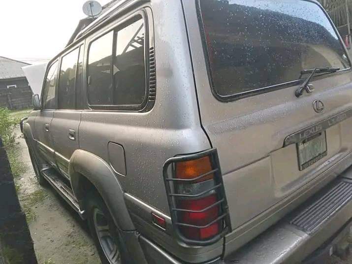 A picture of Lexus 450