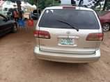 A picture of Toyota Sienna 2000 MODEL