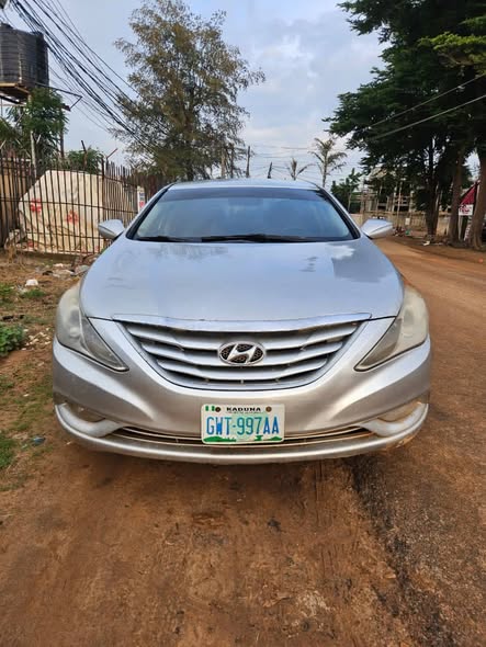 A picture of Belgium standard hyundia Sonata 2012 model for sale Engine and