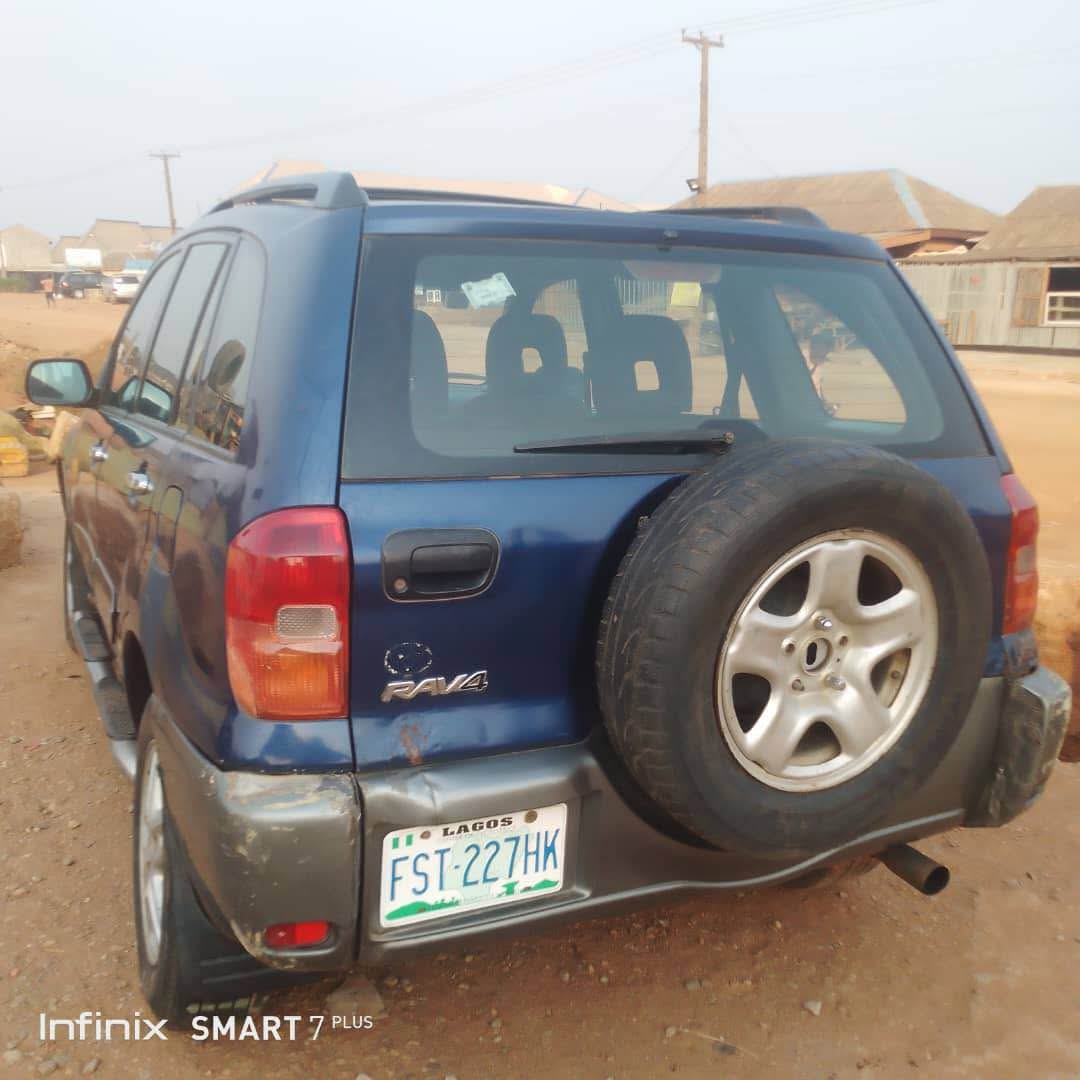 A picture of 2005 TOYOTA RAV4 First Body