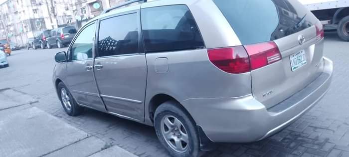 A picture of Toyota Sienna CE 2007 model