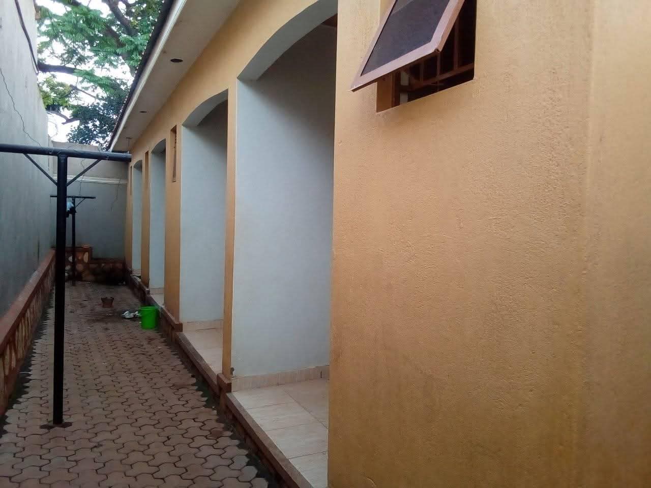 A picture of Single rooms for rent at 130k in Nabweru Lugoba off