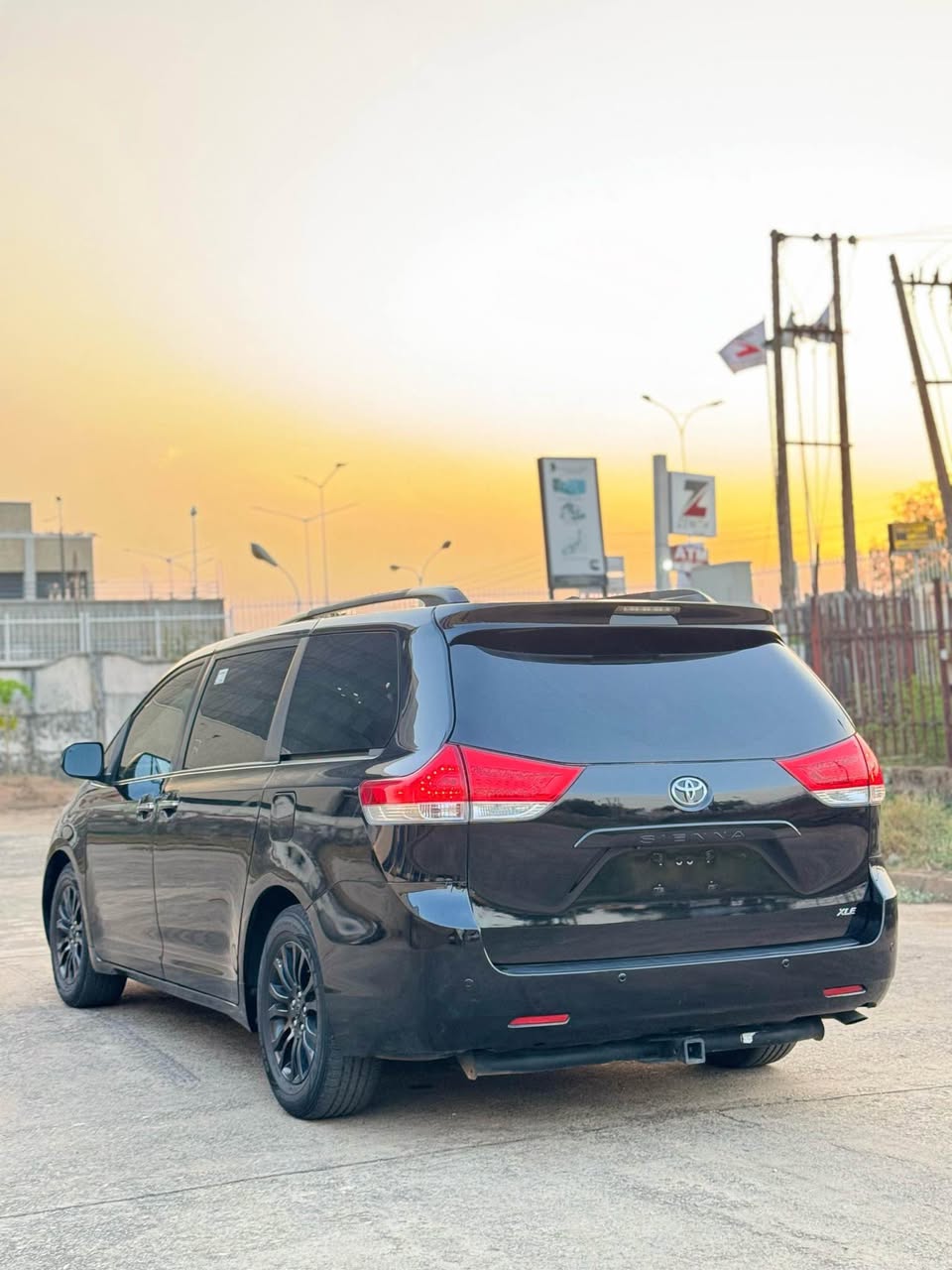 A picture of TOYOTA SIENNA XLE 2014. N26M