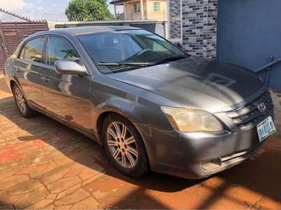 A picture of Toyota Avalon 2005