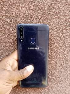 A picture of Samsung a20s