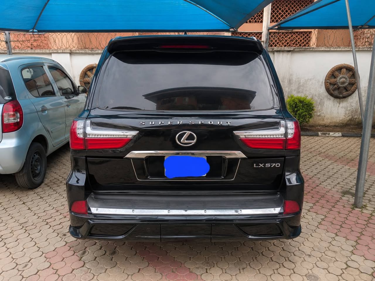A picture of Lx570 07 upgraded 018