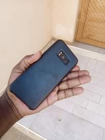 A picture of Samsung Galaxy s8 slightly cracked 64gb 4gbram fast charging system