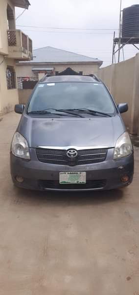 A picture of Toyota Corolla Verso 2004 Sound engine and gear AC compressor
