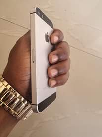 A picture of Iphone sE